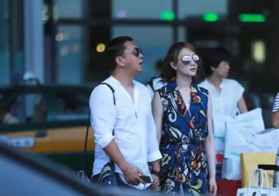 女神李小冉和老公徐佳宁非常罕见地合体了,两个人牵手同行十分甜蜜,让