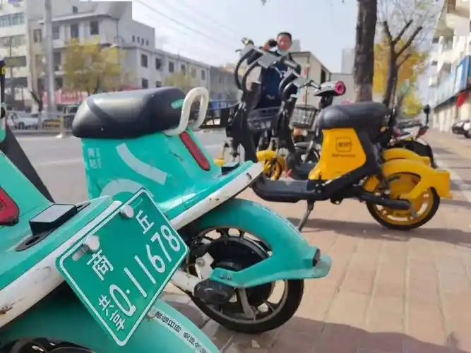 有了头盔和车牌,商丘的共享电动车升级了