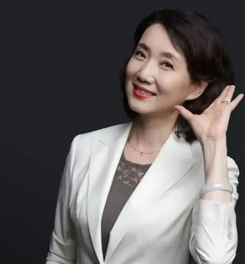 她曾是央视女主持人,42岁再婚嫁给省委书记,一生没有子女很可惜