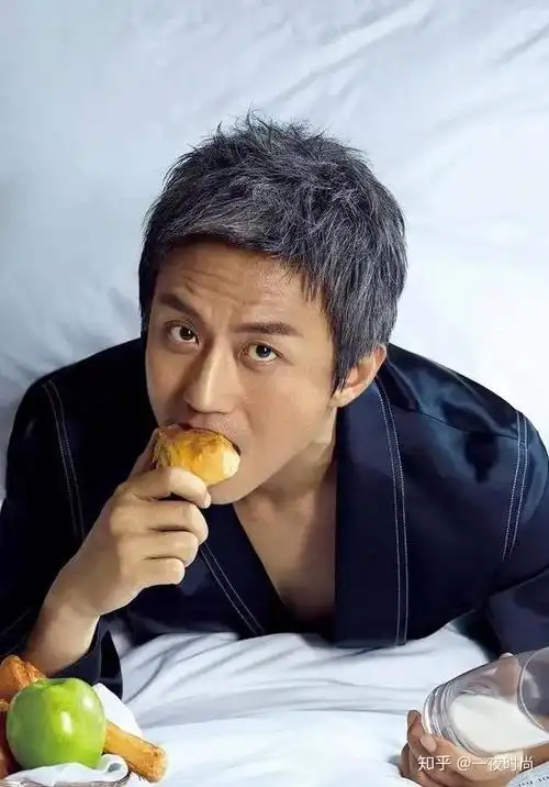 邓超,他是在04年左右,有了白头发之后,才逐渐被大家所熟知.