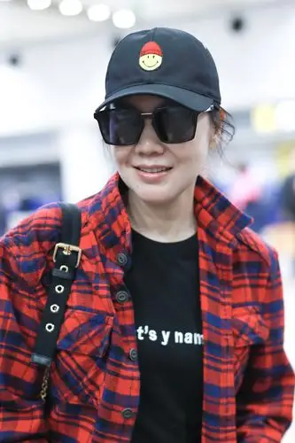 48岁闫妮素颜无惧近拍皮肤水嫩 墨镜遮面潮范十足