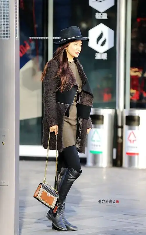 街拍高筒靴配短裙美女穿出细节之美