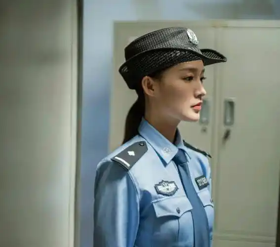 李沁太温柔演不了女警察?当她持枪的瞬间,警匪言情女主有了脸