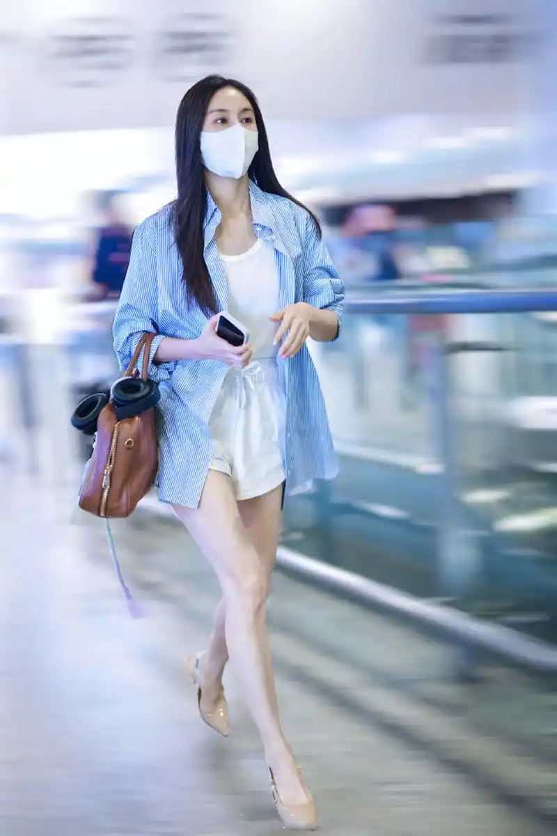 王子文有着小个子女生穿搭模板的称号,她在赴上海为自己蜡像揭幕的一