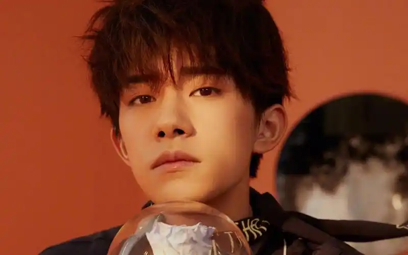 帅哥,tfboys,易烊千玺,明星,帅哥,电脑壁纸,壁纸简单帅气的易烊千玺