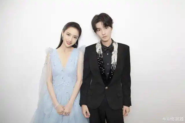 组图:佟丽娅分享百花奖后台花絮照 与王俊凯同框合影甜笑