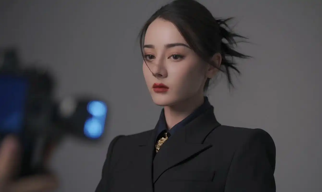 迪丽热巴最新杂志造型