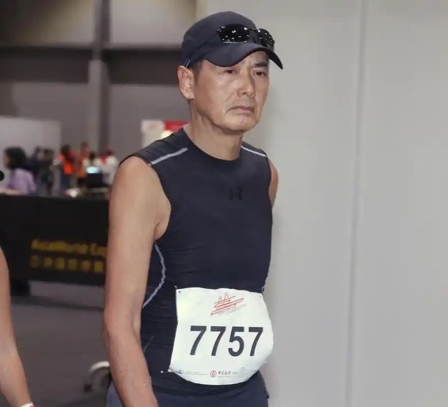 2小时27分冲线68岁周润发首挑战21公里半马拉松直言根本不累
