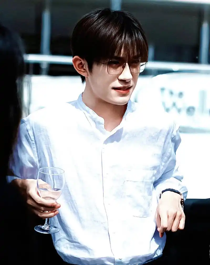 千玺弟弟白衬衫真的好帅啊!一整个被迷晕了!状态满分!
