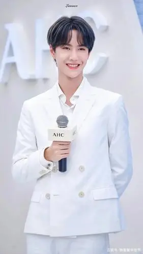 白色西装王一博,可帅可酷,来看看宝藏男孩的成长之路吧