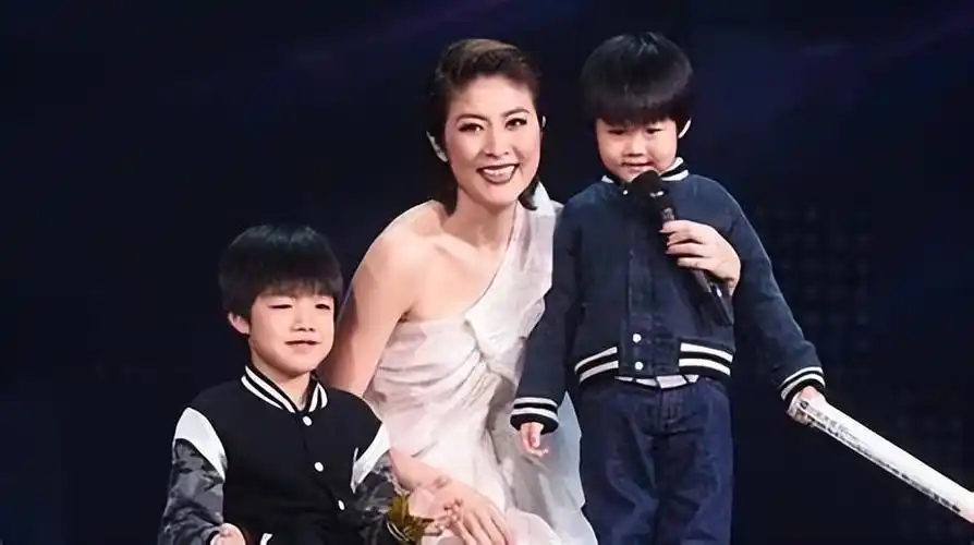 但是,当她在面试时递上简历.落落大方地做完自我介绍后.