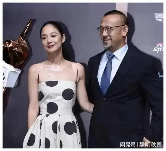 张艺谋老婆与姜文老婆同框照解读家中主妇角色传情达意