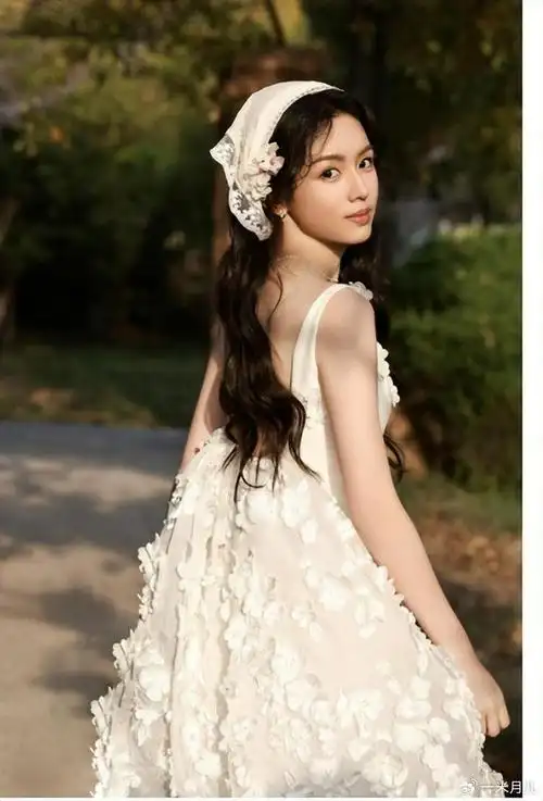 而且她肤白貌美那特质,跟自己皮肤很好的搭配,毕竟这样白皮肤的女孩子