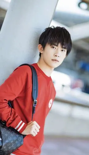 易烊千玺最新机场街拍,红色休闲卫衣 牛仔裤,黑色单肩背包