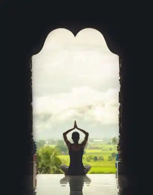 美女练习瑜伽的剪影