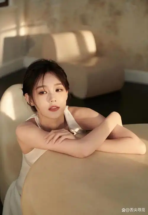 李一桐 一袭瓷白露背裙婉约娉婷,优雅亦知性,俏丽迷人 .好漂亮