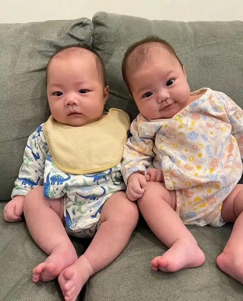 最近的新鲜照片 #双胞胎  可可爱爱的两个小娃娃 - 抖音