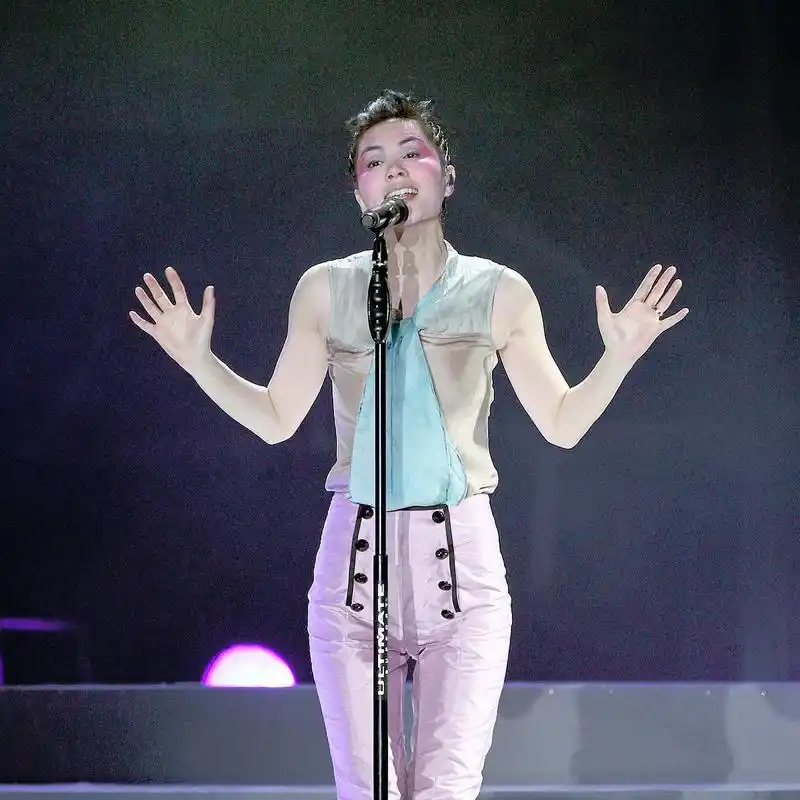 王菲在90年代就凭借超前的时尚感和出众的颜值和身材,成为了当时最