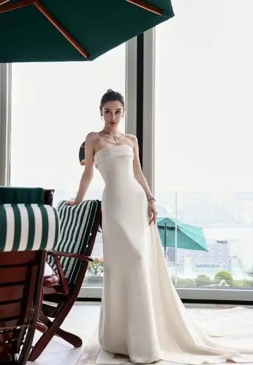 原创angelababy白色高定礼服出席香港某活动与超模琦琦同框接受采访