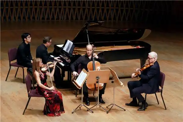 听来自哥德堡的钢琴四重奏舞一曲"掠夺性舞蹈"