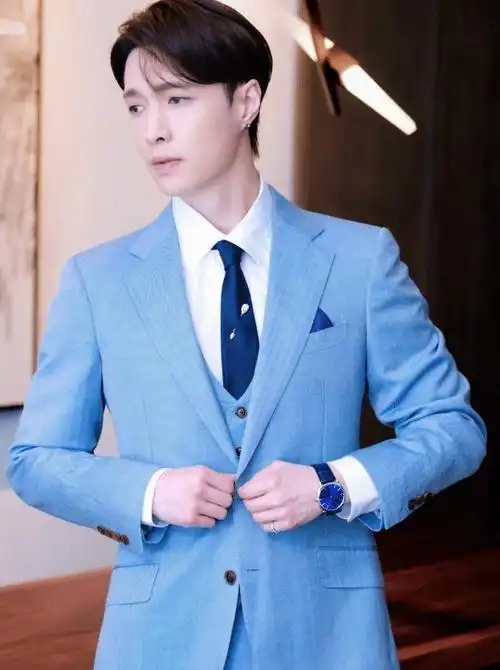 张艺兴穿黑色西装炸街 张艺兴天台照帅出新高度(7)