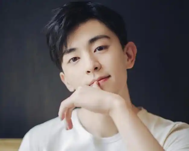 邓伦那个笑容明朗的男孩心里一定藏着温暖的光草稿