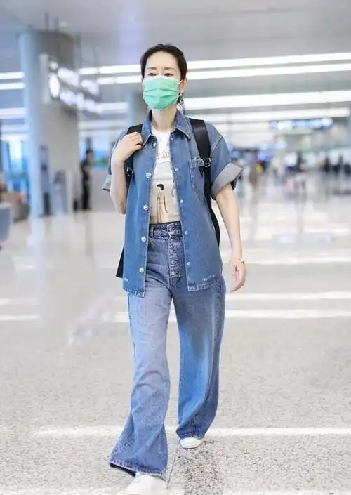 刘敏涛不刻意扮嫩但是穿衣挺有气质的牛仔套装配t恤休闲潇洒