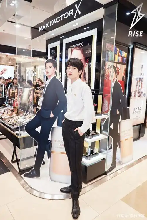 昨日,男团r1se队长周震南受邀出席某品牌线下活动,现