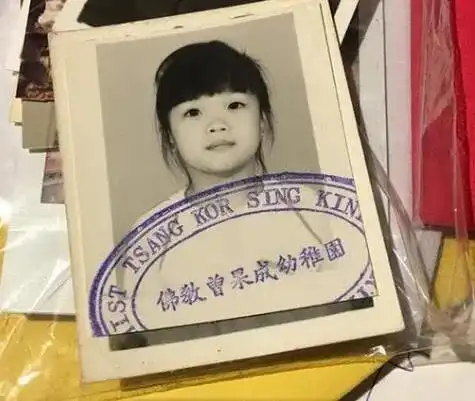 从小时候的照片也能看出容祖儿姐姐属于天然美女.