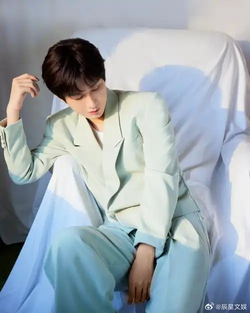 成毅素色西装##成毅的身材比例