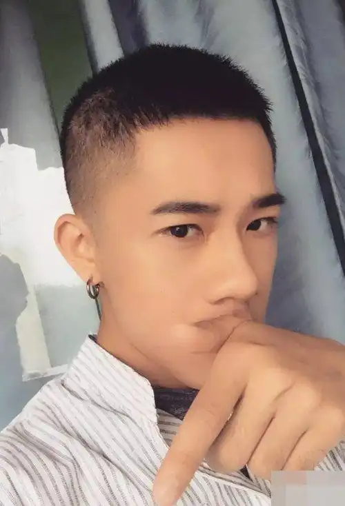 修剪出的西瓜头短发,流露出男生的独特魅力,额头上方齐刘海部分更加