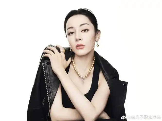 迪丽热巴干枯玫瑰妆##迪丽热巴金南洋珍珠项链