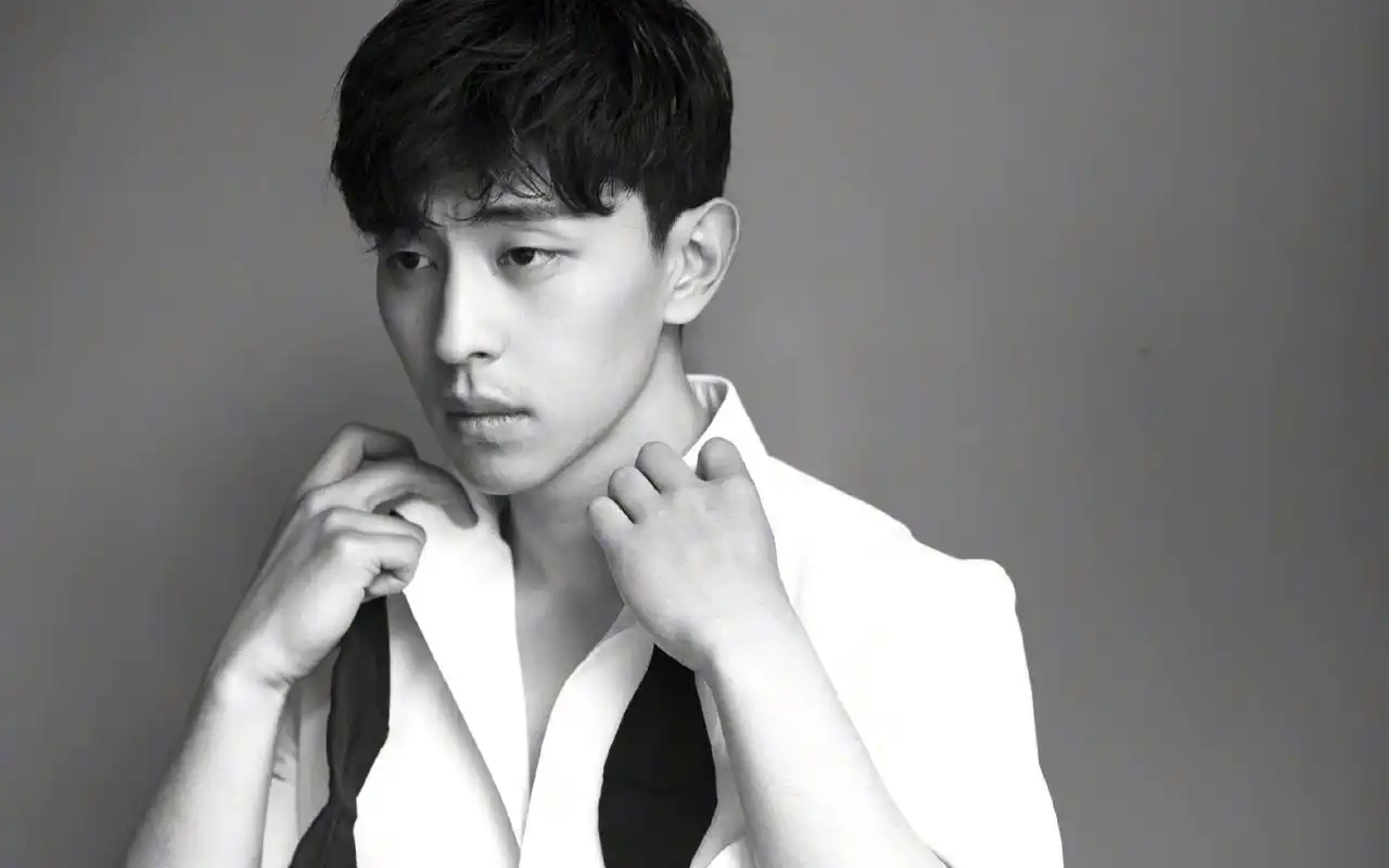 邓伦最新帅气图片,分享一组邓伦图片给大家,图中的明星图片壁纸