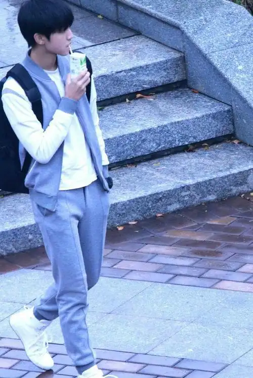 王俊凯私下打棒球视频曝光,大力挥球棒却差点摔倒,技术堪忧!