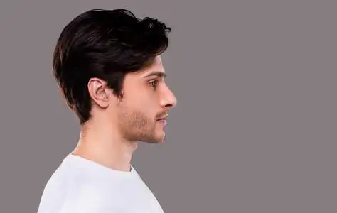 年轻英俊的白人男子的侧面肖像照片