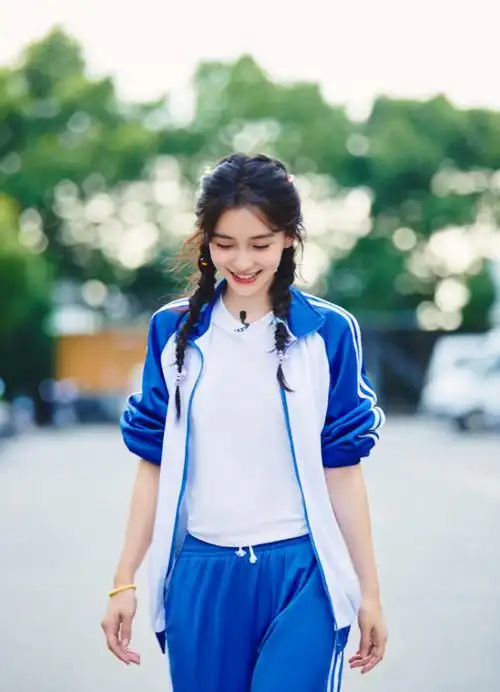 baby教师节穿校服青春感十足,扎双麻花辫露甜笑宛如清纯校花