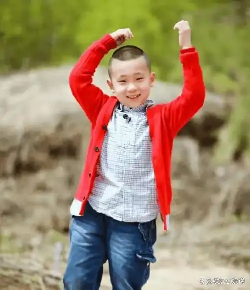 完全没有遗传到母亲的大眼.脸型一样,就连眼睛的大小如出一辙.