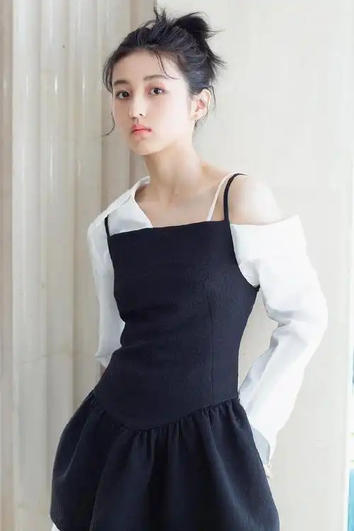 露肩衬衫配吊带裙清新甜美,却被溜肩身材拖了后腿|身材|张子枫|露肩