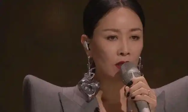 57岁那英和好友聚餐满脸皱纹尽显老态豪饮两瓶茅台三瓶红酒