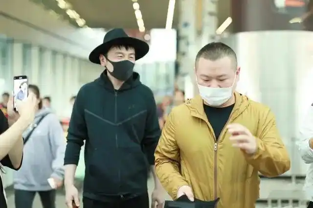 强烈对比宋祖儿杨幂戴口罩显脸小靳东雷佳音口罩像儿童版