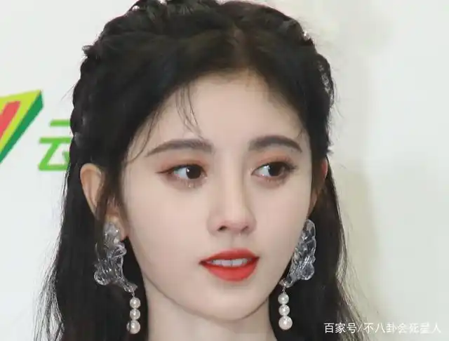 四千年美女鞠婧祎很神奇,她半永久的雾面妆容,让她每次出席活动都像是