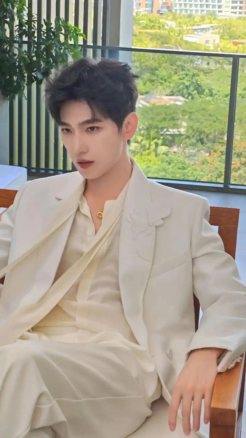分享新壁纸!#杨洋 #杨洋白色西装造型图 - 抖音
