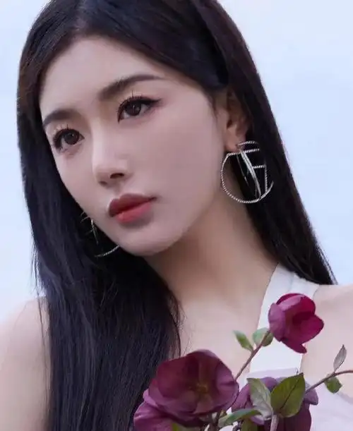 孔雪儿天台露背裙写真举止优雅高贵身材婀娜多姿多彩太美了