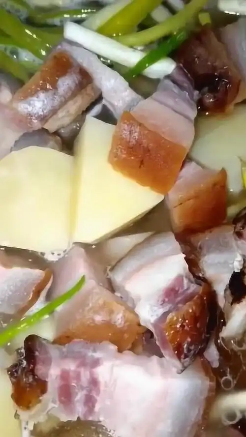 腊肉的另一吃法腊肉炖土豆味道真的不错
