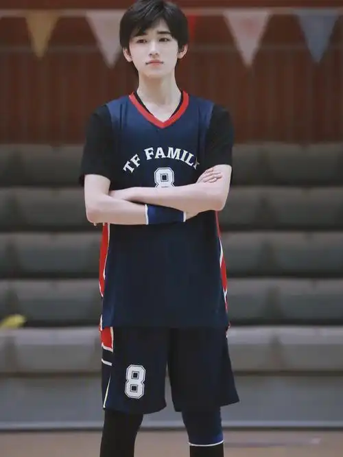 打篮球的小宋老师真的好迷人#时代少年团宋亚轩