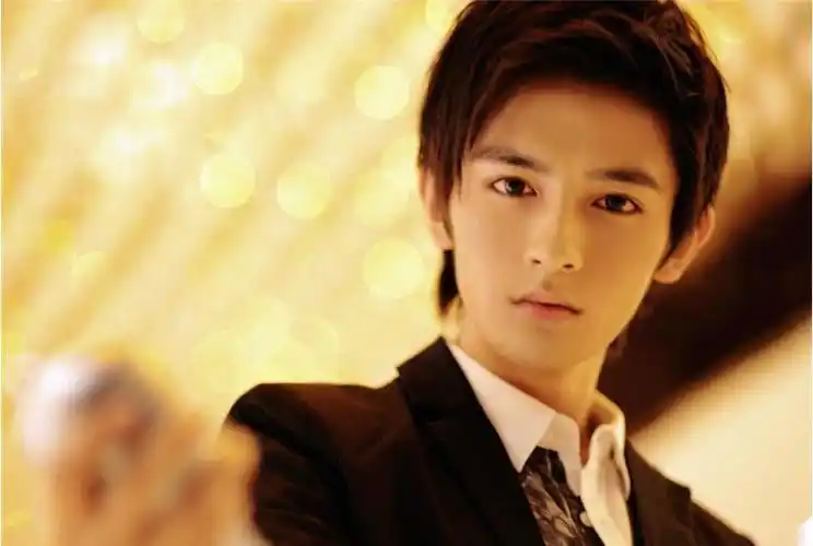 这个帅哥是谁啊?