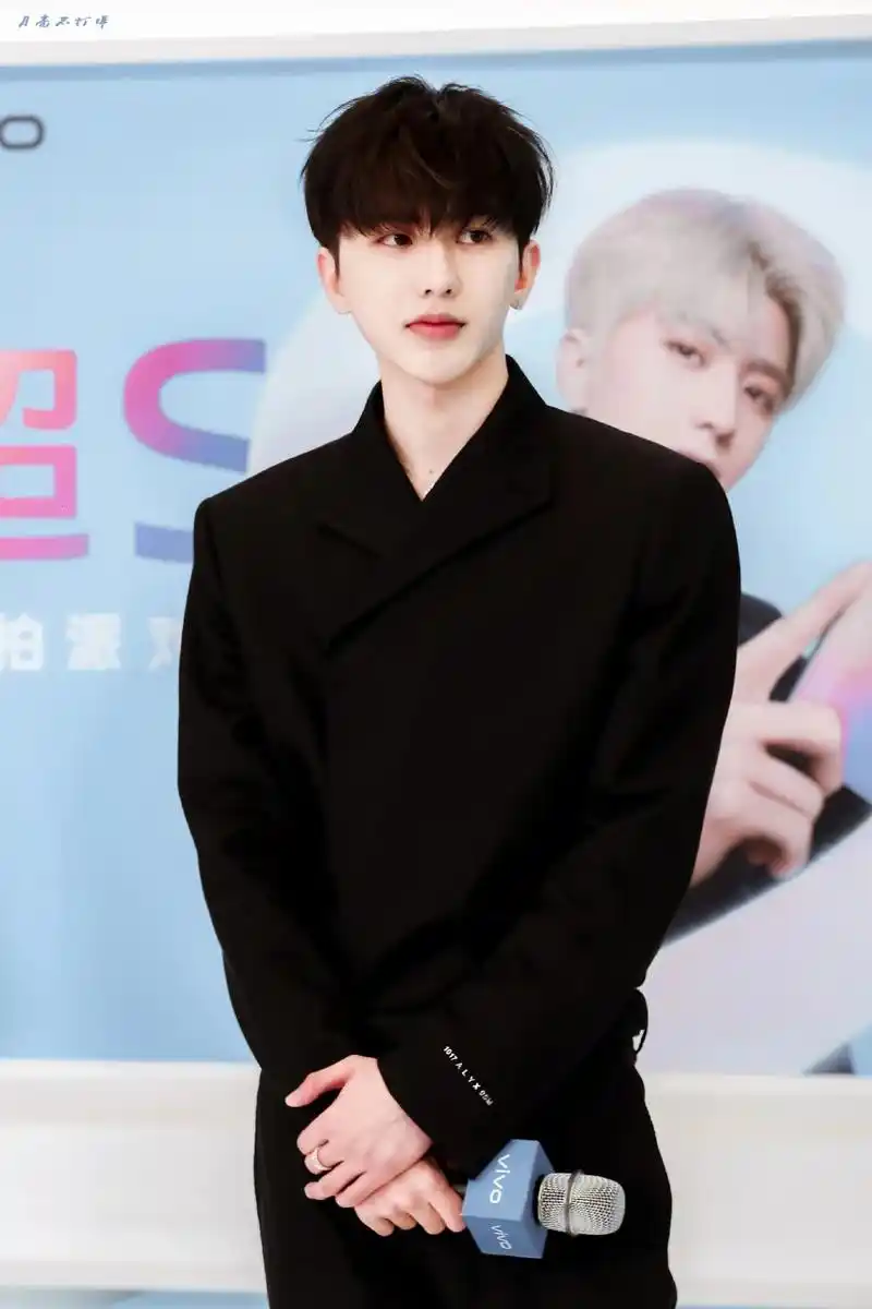 蔡徐坤壁纸全身上下都散发着贵气就算坐在那里不动也撩人心弦