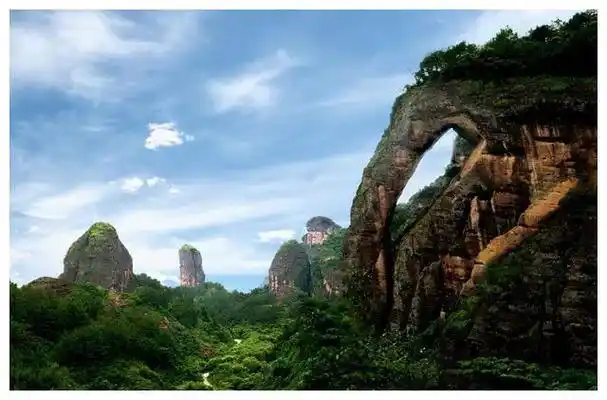 龙虎山,位于江西省鹰潭市,是道教名山之一,也是世界地质公园.