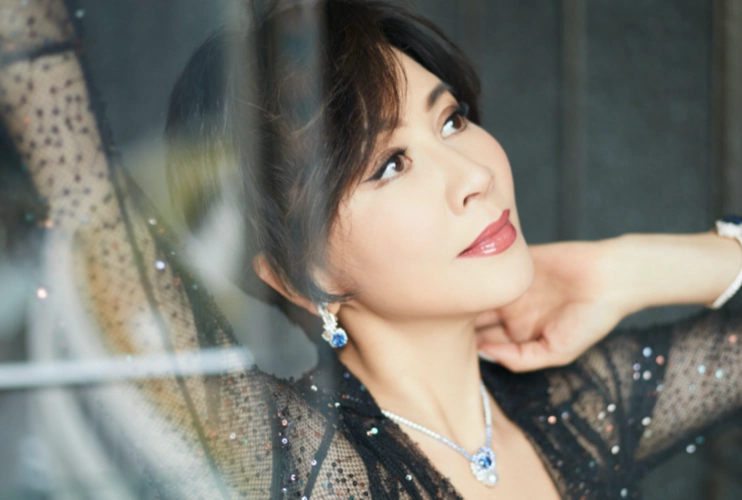 55岁刘嘉玲罕晒自拍深夜一人品尝近十万元红酒脸蛋红润气色好