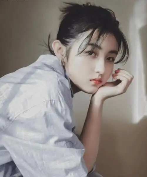 张子枫爱上渣男 王宝强秀恩爱,董洁疑日久生情:1天7个瓜太炸了